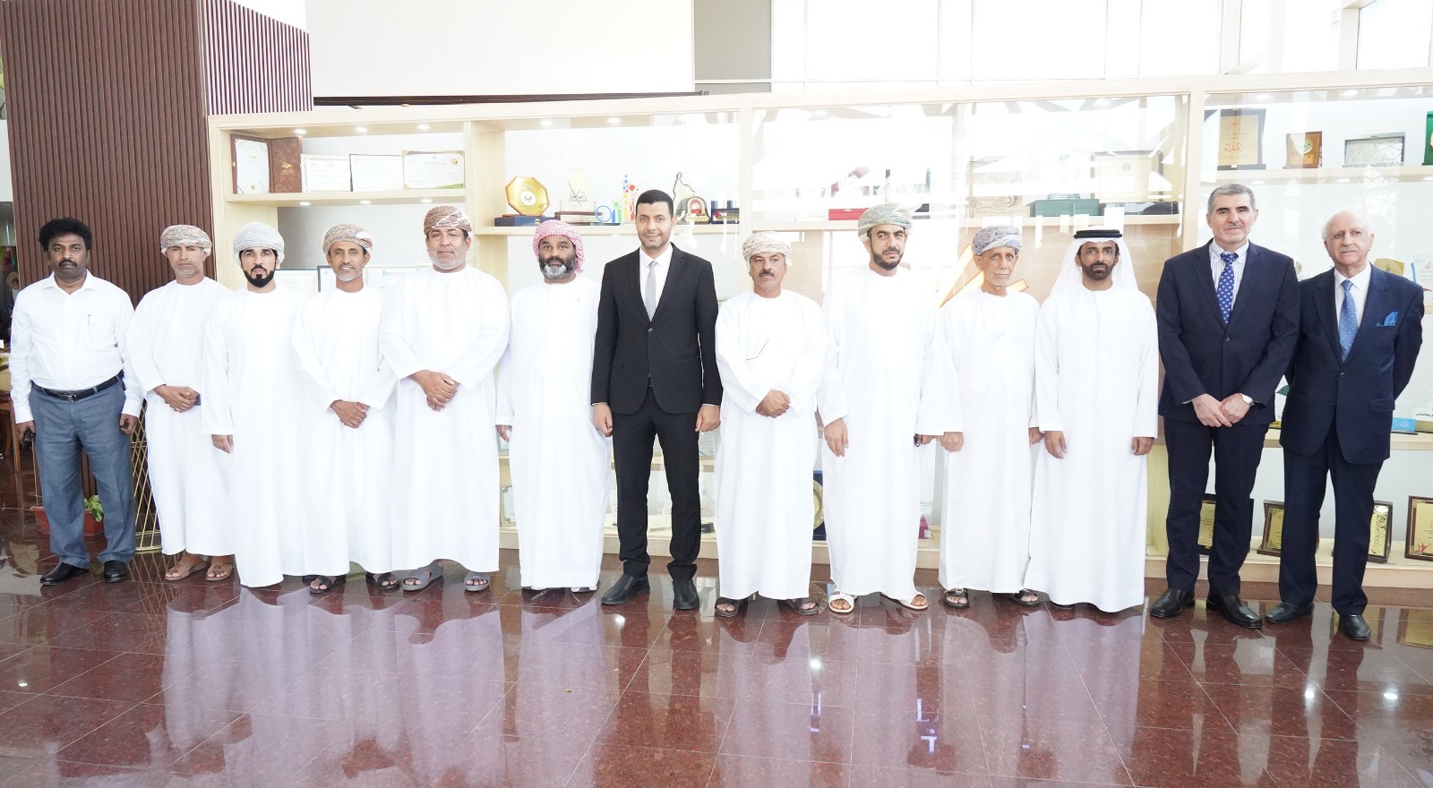 بحث التعاون بين مركز سالم بن حم الثقافي وجامعة البريمي